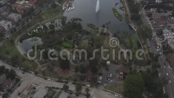 天在多云的日子里用棕榈树在洛杉矶的回声公园湖上近景视频的预览图