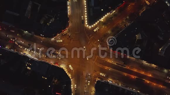 空中德国柏林罗森塔尔普拉茨大街与交通城夜间大交叉口交通鸟瞰图视频的预览图