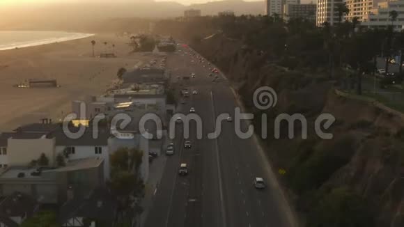 洛杉矶圣莫尼卡码头旁边的太平洋海岸公路PCH景观交通便利可在视频的预览图