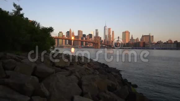 流动景观曼哈顿市中心景观靠近水在美丽的日出阳光下的布鲁克林大桥在夏季水中视频的预览图