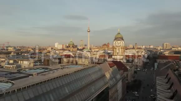 在美丽的阳光明媚的日子里在亚历山大广场的电视塔上可以看到Mitte位于柏林市中心视频的预览图