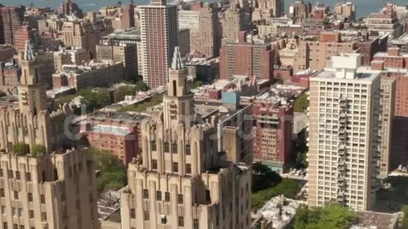 美国美丽的纽约市建筑阳光明媚的夏日视频的预览图