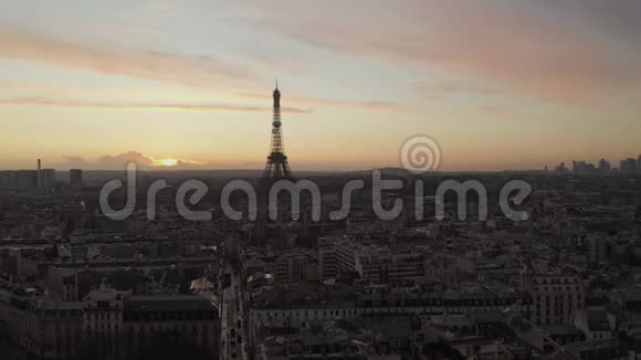 法国巴黎上空湿漉漉的雨中的倒影与埃菲尔铁塔上的景色在美丽的夕阳下游览埃菲尔铁视频的预览图