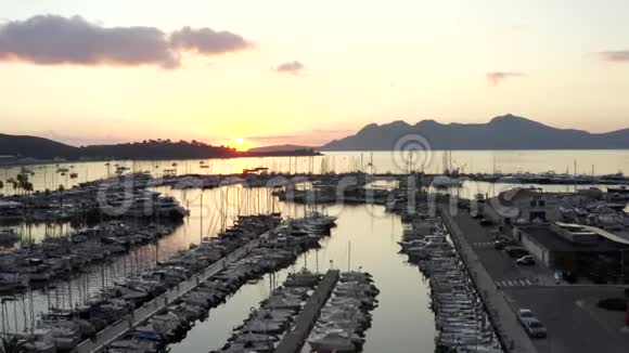 空气热带岛屿上的港口有帆船小镇上的海洋日出山水背景度假视频的预览图