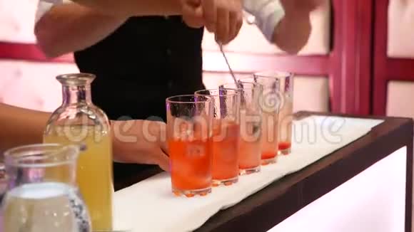 关门巴曼表演酒精鸡尾酒视频的预览图