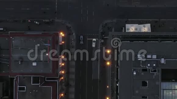 空中德国柏林米特市中心美丽的俯视图车流量和城市灯光视频的预览图