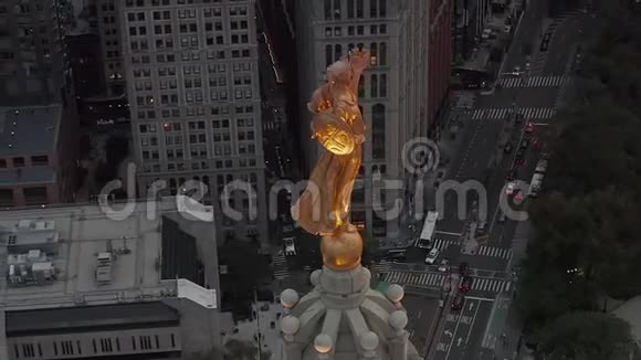 辉煌在高速公路交通和繁忙的城市中在纽约市旋转着金色的雕像视频的预览图