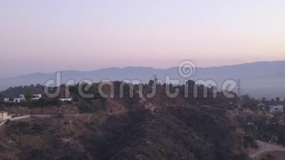 艾琳在日出的好莱坞山上观看山丘和洛杉矶山谷的景色视频的预览图