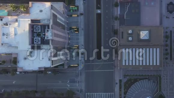 听觉慢鸟瞰飞行在洛杉矶市中心加州美丽的日出之光与视野视频的预览图