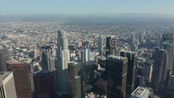 美丽的蓝天和阳光明媚的一天可以看到洛杉矶市中心加利福尼亚天际线的宽阔景色视频的预览图