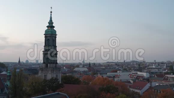 德国柏林的教堂塔在美丽的日落处有红色橙色和黄色视频的预览图