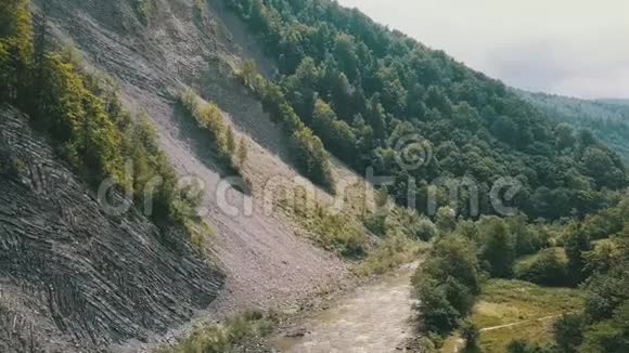 喀尔巴阡山脉亚雷米切山脉山河视频的预览图