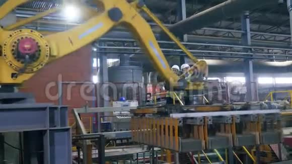 工厂同事检查一台用砖块工作的机器视频的预览图