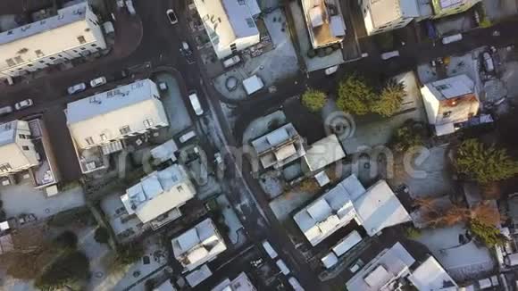 天空鸟瞰头顶无人机拍摄的房子屋顶覆盖着美丽的白雪阳光冬天德国视频的预览图