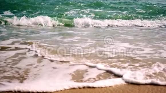 海浪拍打海岸的特写镜头视频的预览图