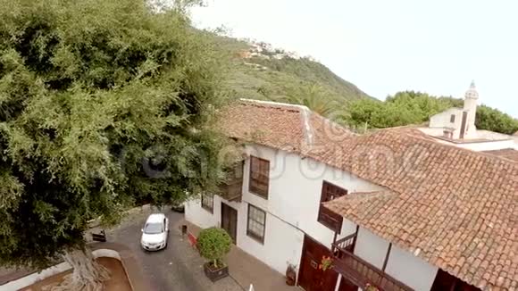 迷人的旧瓷砖屋顶的鸟瞰西班牙视频的预览图