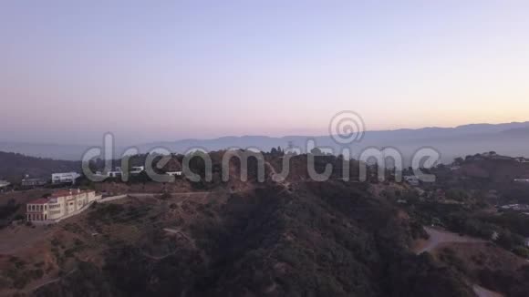 空中日出时在好莱坞山上观看洛杉矶的山和山谷景观视频的预览图