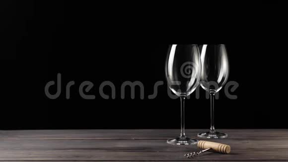 豪华红酒两个空酒杯和一个开瓶器在桌子上手拿一瓶红酒用美味的葡萄酿制而成视频的预览图