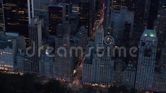阿里亚曼哈顿天际线夜晚闪烁的城市灯光纽约市视频的预览图