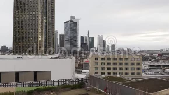 天启德国美因法兰克福云天摩天大楼后面的天际线视频的预览图