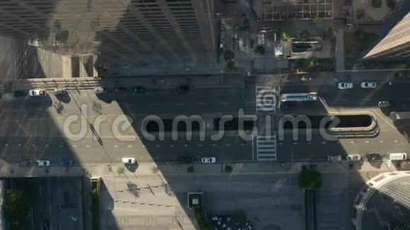 空气在美丽的日出之光中慢降的鸟瞰飞行在洛杉矶市中心加州大大道上空视频的预览图