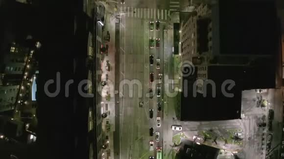 AERIAL洛杉矶夜间电影院街的俯视图视频的预览图