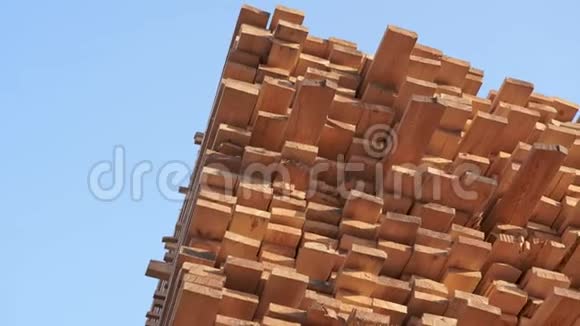 木板木材工业木材木材建筑工地上天然粗糙木板的松木木材堆视频的预览图