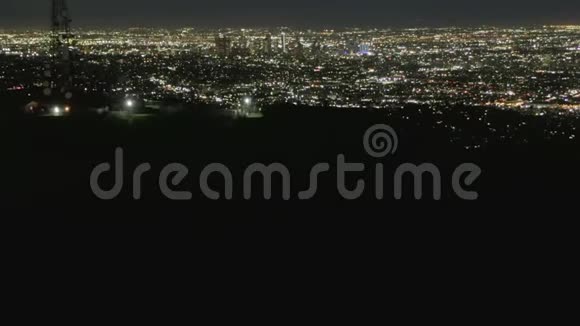 星光壮观的飞越李山和好莱坞标志夜间与洛杉矶城市景观灯视频的预览图
