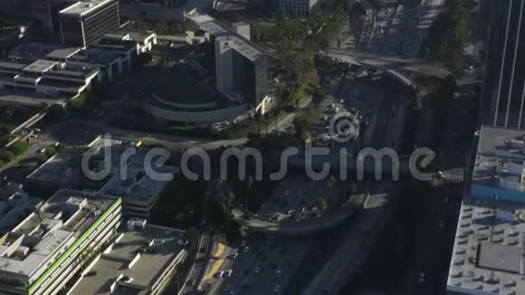 洛杉矶市中心加利福尼亚州与棕榈树和天际线交汇背景是美丽的视频的预览图