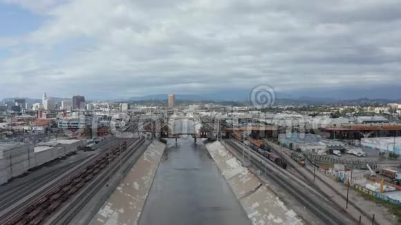 空中俯瞰洛杉矶河大桥建在施工现场天空乌云密布视频的预览图