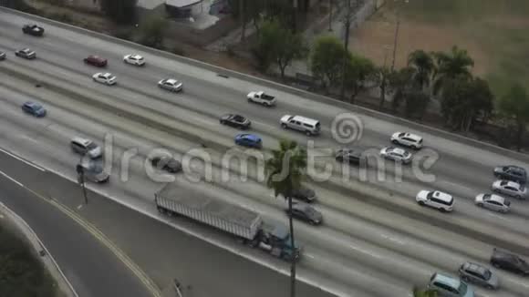 艾琳看看高速公路然后倾斜到加州洛杉矶市中心有棕榈树多云视频的预览图