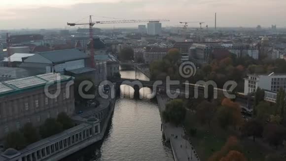 柏林桥上德国城市中心河在美丽的柏林弗里德里希斯特拉斯视频的预览图