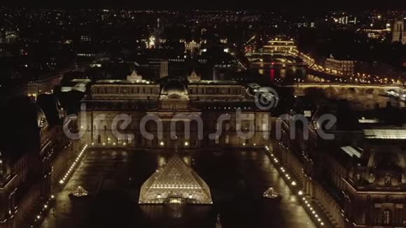 法国巴黎夜晚的金字塔飞越卢浮宫博物馆视频的预览图