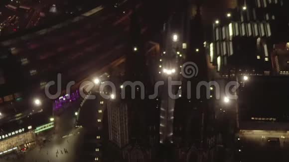 阿里亚美丽的头顶拍摄科隆德国大教堂夜间与城市灯光视频的预览图
