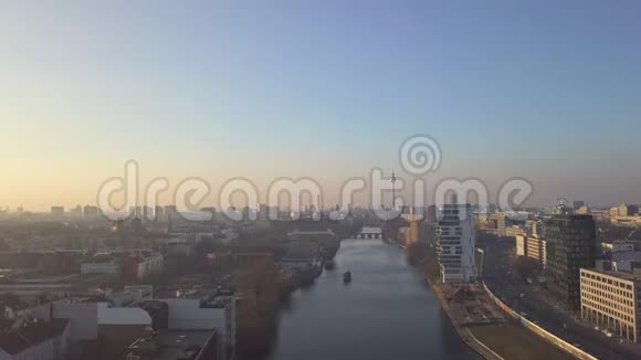 在美丽的阳光下越过柏林的狂欢河视频的预览图
