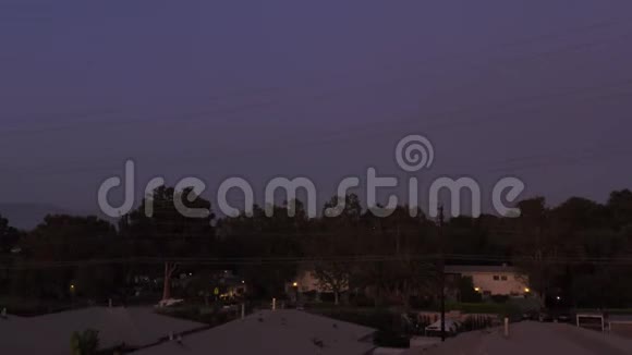 听觉洛杉矶市中心加州天际线从库弗城在黄昏夜晚与紫色天空视频的预览图