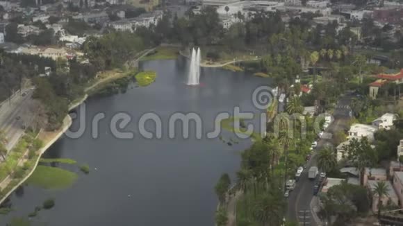 空气加州洛杉矶回声公园上空有棕榈树多云视频的预览图