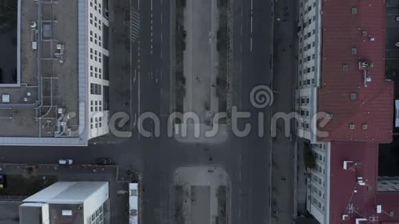 空气在柏林市中心慢慢倾斜行人在人行道和汽车交通上视频的预览图