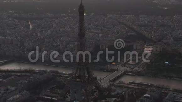 机场从埃菲尔铁塔乘坐反向无人机飞行在法国巴黎参观埃菲尔在美丽的塞纳河上欣赏风景视频的预览图