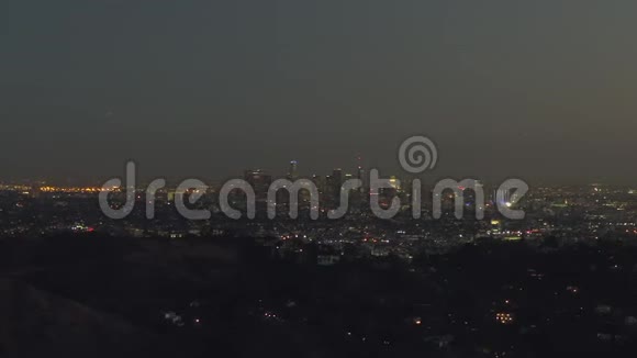 空中在好莱坞山的夜晚可以看到洛杉矶市中心的景色视频的预览图