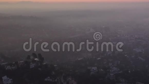 艾琳在日出的好莱坞山上欣赏洛杉矶的云彩视频的预览图