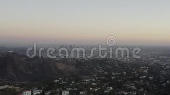 鸟瞰加州洛杉矶日落好莱坞山的洛杉矶视频的预览图