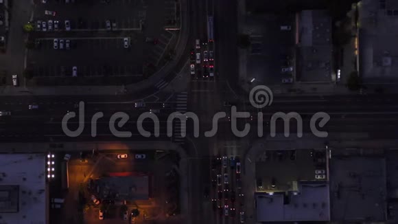 鸟瞰卡尔弗城洛杉矶加利福尼亚的交通黄昏时与汽车来往视频的预览图