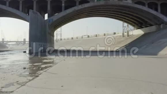 空中洛杉矶河大桥下加利福尼亚日光视频的预览图