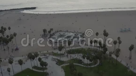 机场飞往威尼斯海滩滑雪场游客和棕榈树日落加州洛杉矶视频的预览图