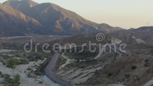 澳大利亚在日落时沿加州乡村与公路和山脉相连视频的预览图