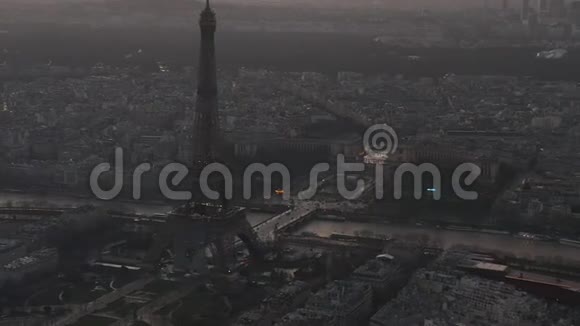 机场从埃菲尔铁塔起飞的反向无人机飞行在法国巴黎游览埃菲尔铁观赏塞纳河和美丽的景色视频的预览图