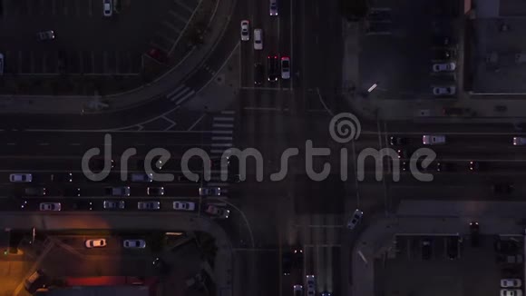 鸟瞰卡尔弗城洛杉矶加利福尼亚的交通黄昏时与汽车来往视频的预览图