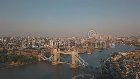 航空公司在阳光下飞往伦敦的Shard天空视频的预览图