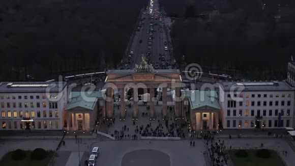 阿里亚向布兰登伯格托尔与城市交通灯和视野蒂尔加腾在德国柏林视频的预览图